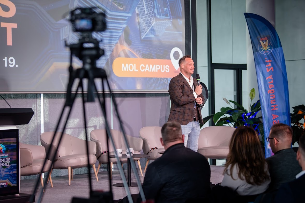 Végvári Tibor előadás közben — Hungarian Sales Summit